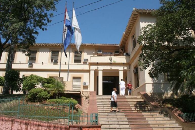 Fachada frontal del acceso al Ministerio de Salud.