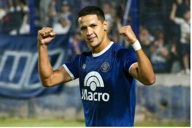 El paraguayo Alex Arce, futbolista de Independiente Rivadavia de Mendoza, celebra un gol en el partido de la Primera Nacional.