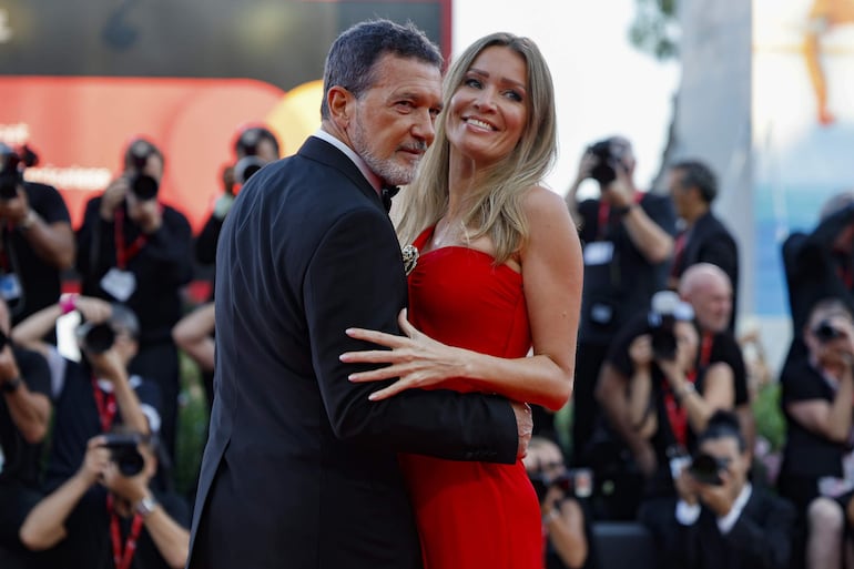 El actor español Antonio Banderas y Nicole Kimpel asisiteron elegantísimos al estreno de 'Babygirl' durante el 81º Festival de Cine de Venecia en Italia. (EFE/EPA/FABIO FRUSTACI)
