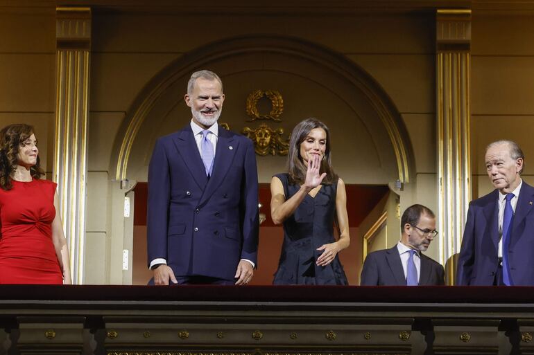 Los Reyes Felipe VI y Letizia saludando a los presentes en el Teatro Real. (EFE/ Juanjo Martín/POOL)
