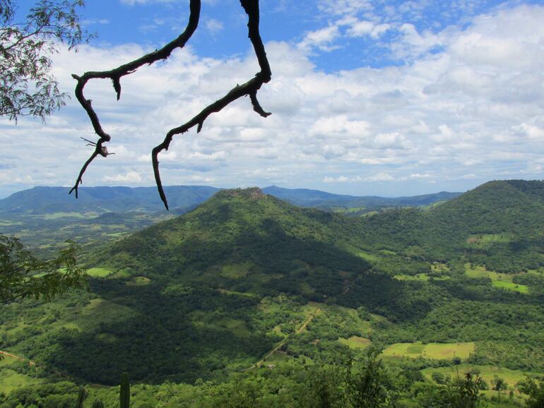 Imponente vista de las serranías de la Cordillera del Ybytyruzú.