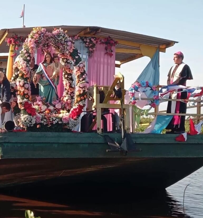 El obispo Gabriel Escobar encabezó la procesión náutica.