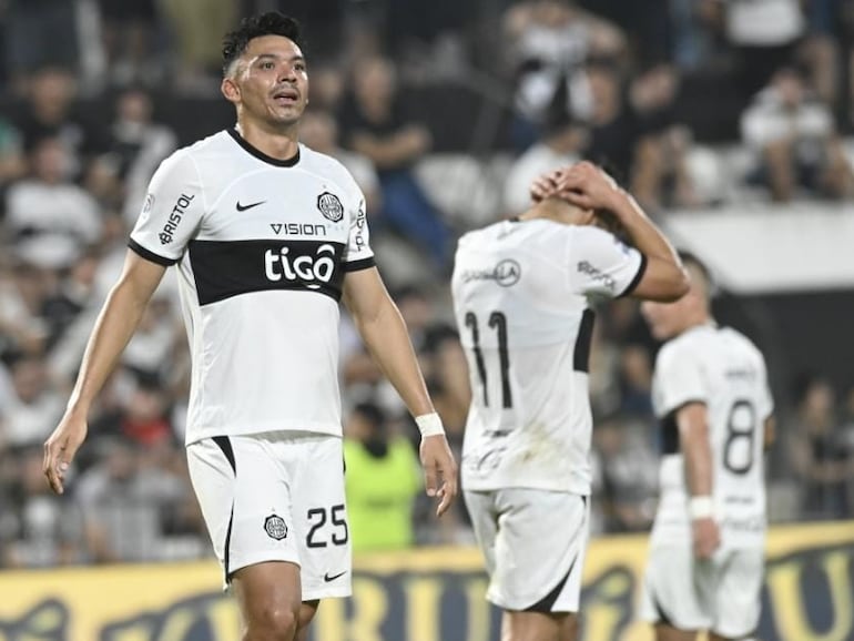 Walter González (25) y otros jugadores de Olimpia lamentan la derrota contra Nacional por la tercera fecha del torneo Clausura 2023 del fútbol paraguayo en el estadio Manuel Ferreira, en Asunción.