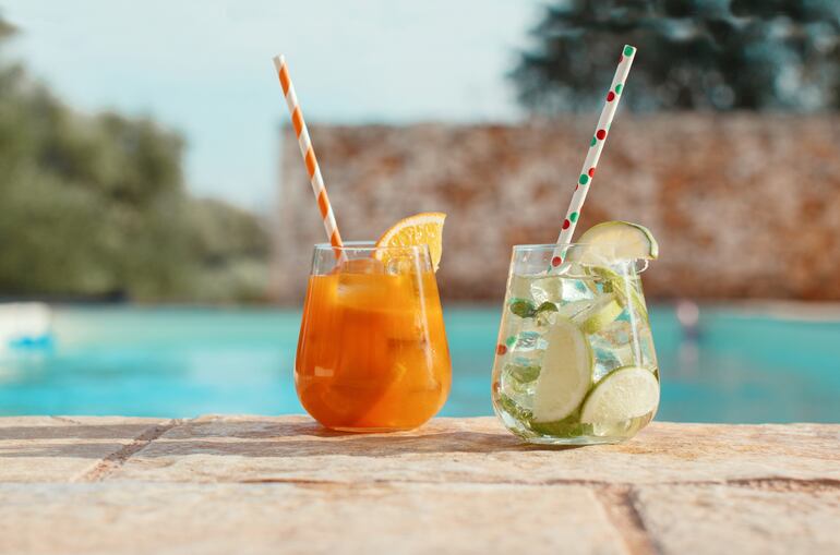 Tragos de verano junto a una pileta.