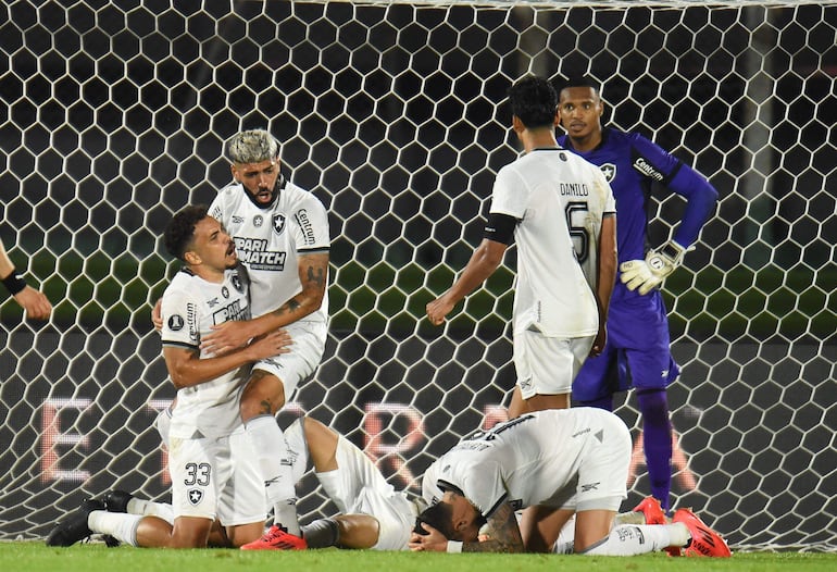 Jugadores de Botafogo, entre ellos el ex Libertad, Alexander Barboza, festejan el ingreso a la final de la Copa Libertadores