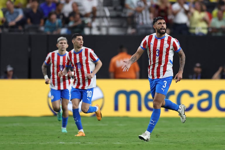 Omar Alderete (d), jugador de la selección de Paraguay, festeja un gol en el partido frente a Brasil por la segunda fecha del Grupo D de la Copa América 2024 en el Allegiant Stadium, en Las Vegas, Nevada.