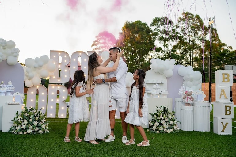 ¡Felices! Karimi Chávez y Derlis González con sus hijas Isabella y Karimi Eliane al enterarse que otra niña estaba en camino. (Instagram/Karimi Chávez)