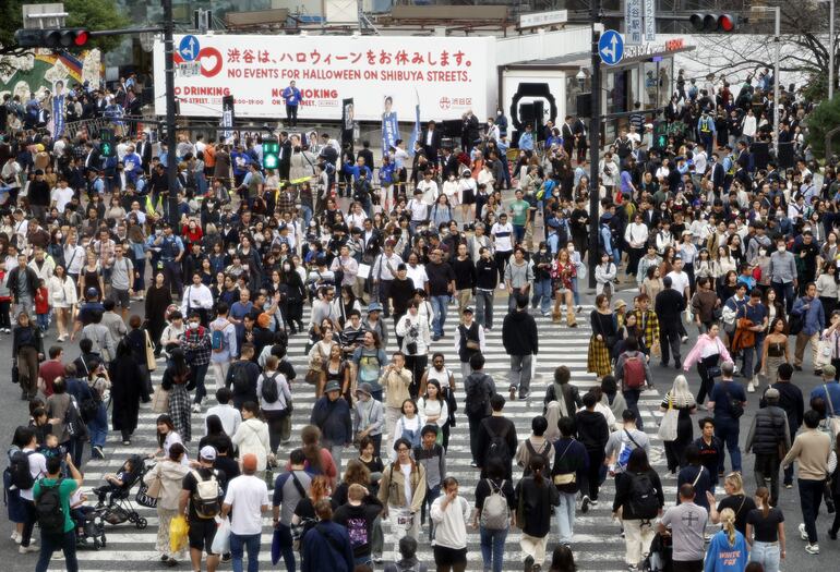 Imágenes del último día de campaña electoral en Tokio, Japón, este 26 de octubre de 2024. Siguiendo el Tras la disolución del parlamento por parte del Primer Ministro japonés, Ishiba Shigeru, los electores están llamados a votar el 27 de octubre para las elecciones de la Cámara de Representantes.