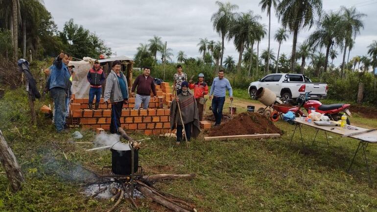 Los vecinos y personas solidarias están aportando para la construcción de una pieza. En el fondo se observa la precaria choza del abuelo.