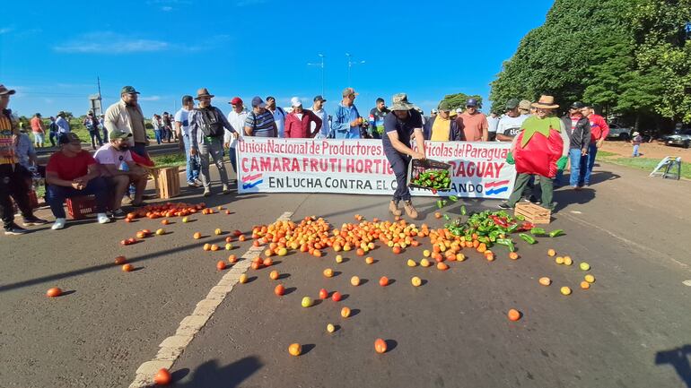 Los productores arrojaron sus rubros sobre la Ruta PY02.