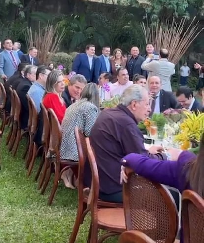 Mesa de Diputados y otros políticos en el festejo en la casa de HC, luego de dejar sin quorum la sesión de la Cámara Baja.