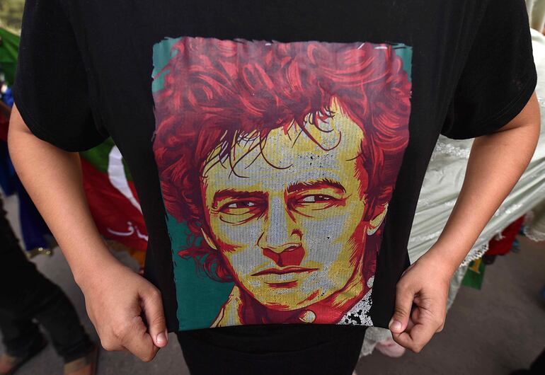 Un hombre muestra una camiseta con un retrato del exprimer ministro pakistaní Imran Khan durante una protesta en Karachi, el pasado domingo.