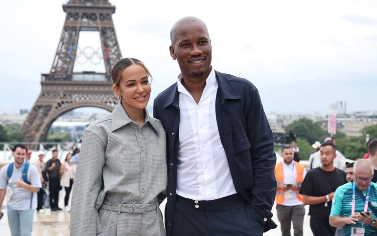 El exfutbolista marfileño Didier Drogba y su compañera Gabrielle Lemaire posan para las fotos cuando llegan a la alfombra roja de la ceremonia de apertura de los Juegos Olímpicos de París 2024, en París, Francia. (EFE/EPA/CHRISTOPHE PETIT TESSON / POOL)
