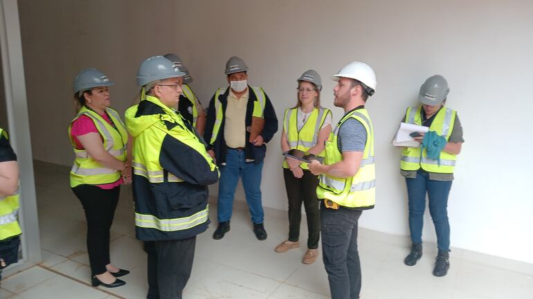 Consultores de la OPS verifican el avance de la obra del futuro Gran Hospital de Coronel Oviedo.