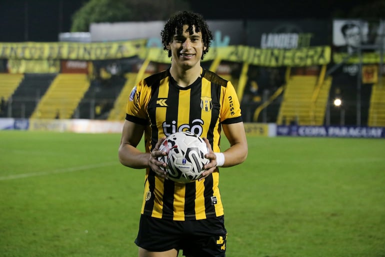 Adrián Alcaraz, jugador de Guaraní, con el balón del partido después de convertir cuatro goles ante Sport Unión de Piribebuy por los 16avos de final de la Copa Paraguay 2024 en el estadio Rogelio Silvino Livieres, en Asunción.