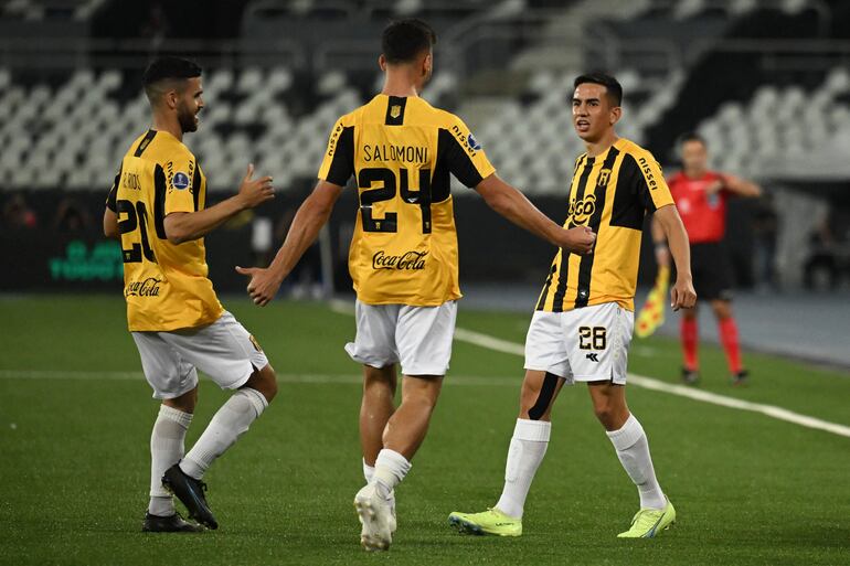 El paraguayo Romeo Benítez, jugador de Guaraní, celebra un gol en el partido contra Botafogo en la ida de los octavos de final de la Copa Sudamericana en el estadio Olímpico Nilton Santos, en Río de Janeiro, Brasil.