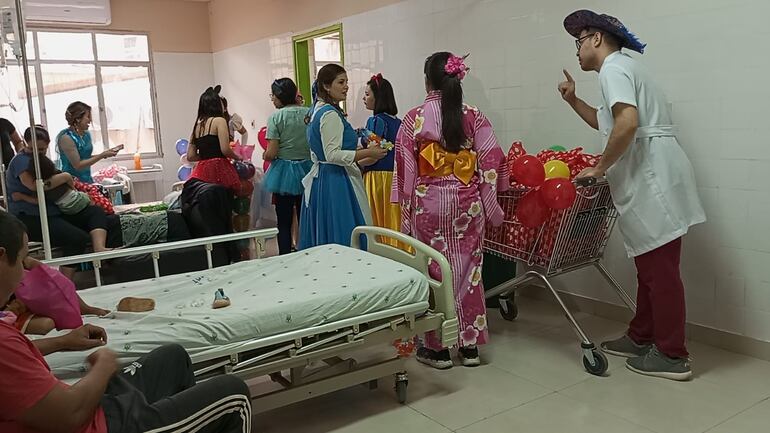 Médicos llevaron alegría a sus pacientes en conmemoración del día del niño.