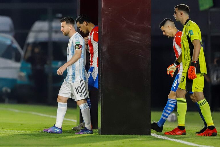 Lionel Messi (i) de Argentina y Gustavo Gómez (2-i) de Paraguay entran a la cancha previo al inicio de un partido entre ambos equipos por las eliminatorias sudamericanas para el Mundial de Catar 2022, en el estadio Defensores del Chaco en Asunción (Paraguay).