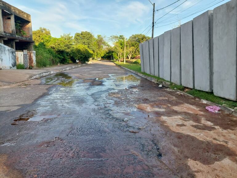 Preparan los caños para las obras en el puente de la avenida Luis María Argaña, sobre el arroyo Lambaré.