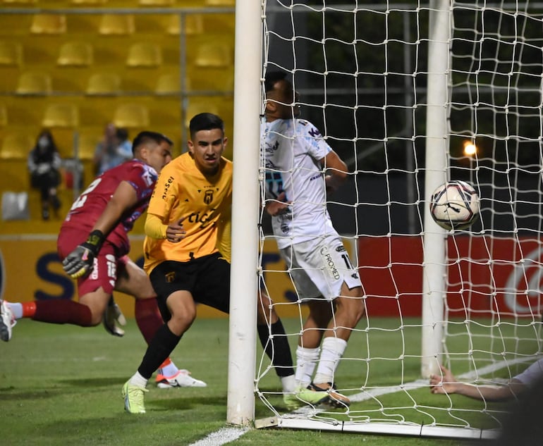 Festejo de Romeo Benítez tras el segundo del aurinegro