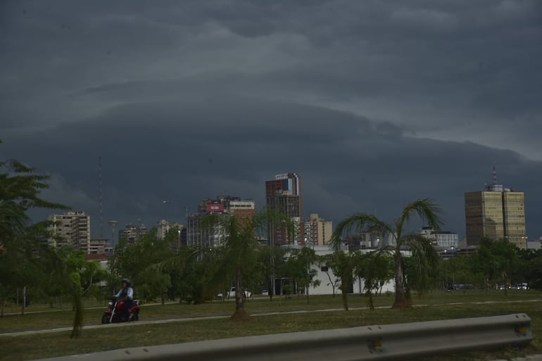 Nubes negras  y viento sobre la Costanera de Asunción.