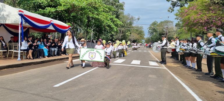 Desfile estudiantil en conmemoración  por los 143 años de Villa Florida.