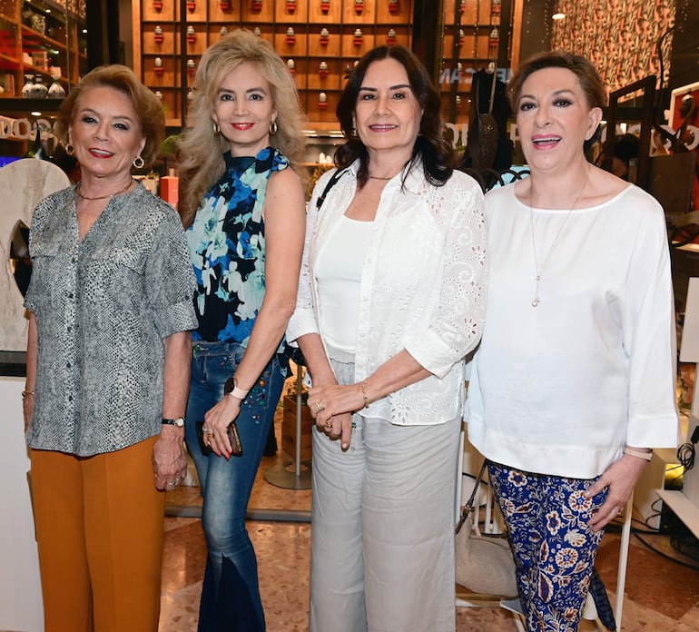 María Teresa López Moreira, Nannina Galluppi, Maque López Moreira y Estibaliz Hernández.