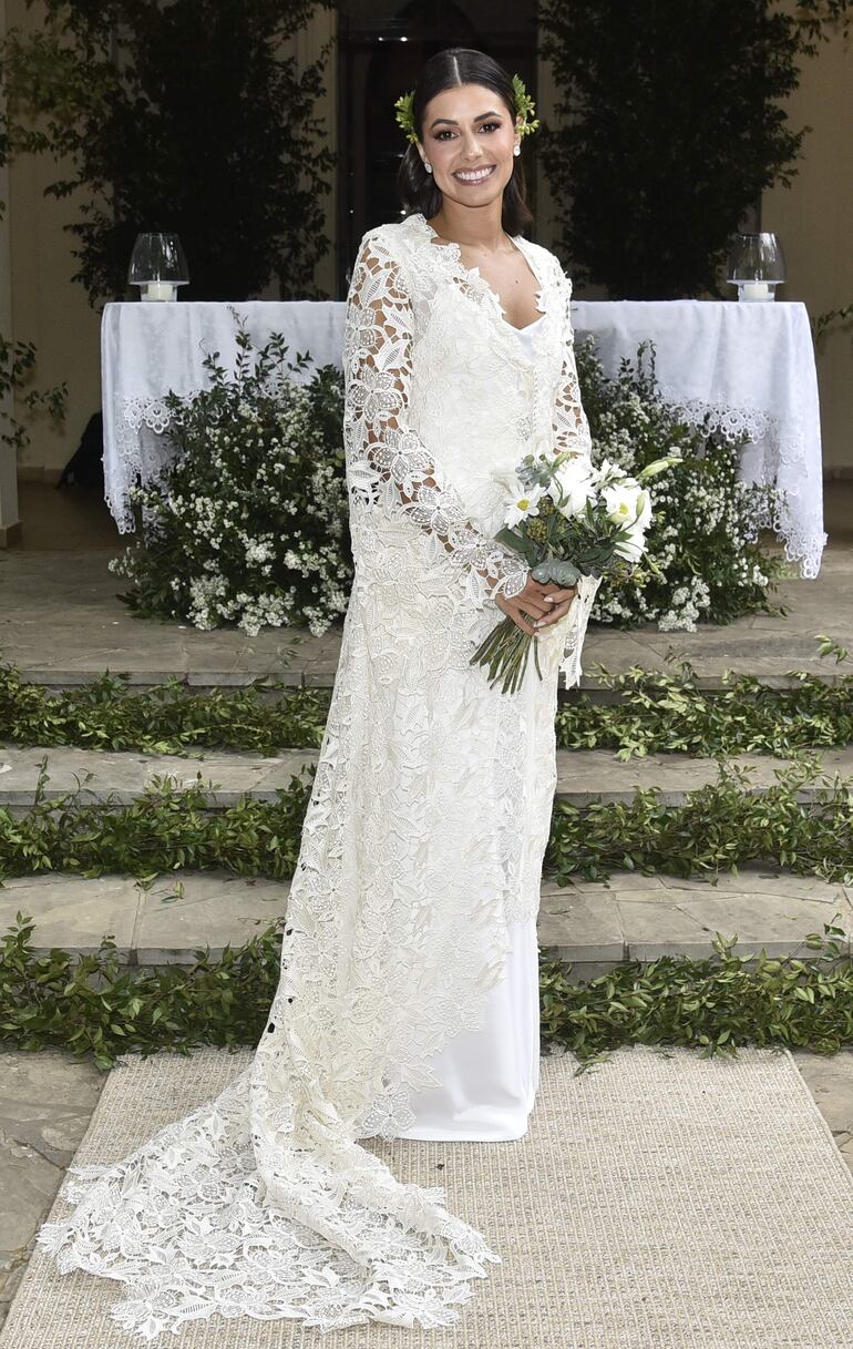 La novia lució divina con un vestido de Ferrés. Llevó un tocado creación de La Efe, que también se encargo del ramo.