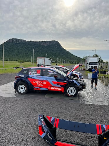 El Hyundai i20 N Rally2 y el VW Polo GTI R5 de Fau y Migue Zaldívar, ayer en Paraguarí.