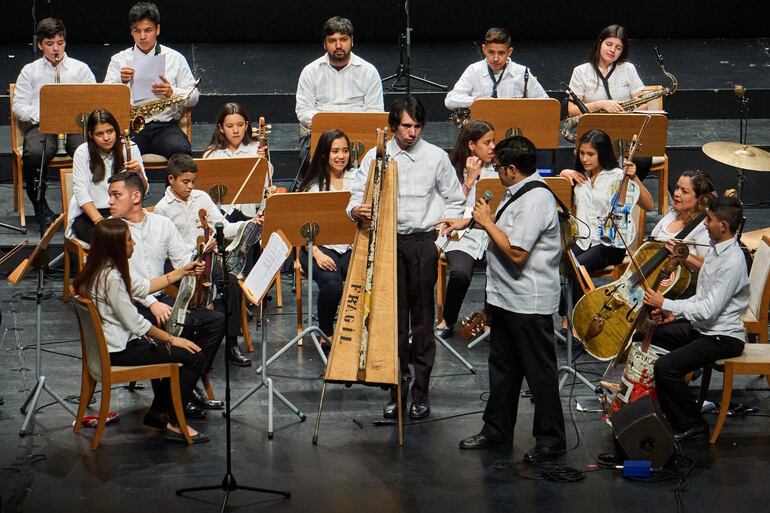 Los integrantes de la Orquesta de Instrumentos Reciclados de Cateura, bajo la dirección del maestro Favio Chávez, recibieron elogios y aplausos en la primera presentación realizada en Santander (España), en el marco de una gira europea que se extenderá a ocho países.