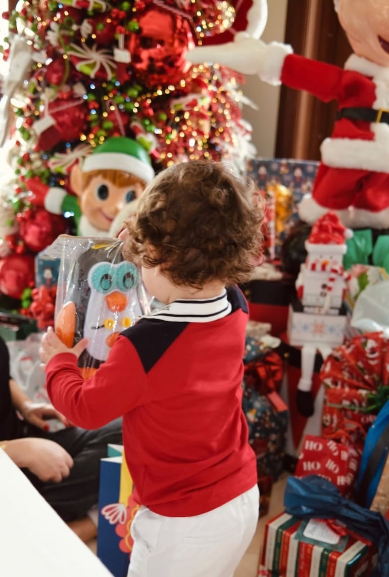 Marquito Muñiz Ferreira abriendo los regalos que trajo Papá Noel. (Instagram/Nadia Ferreira)