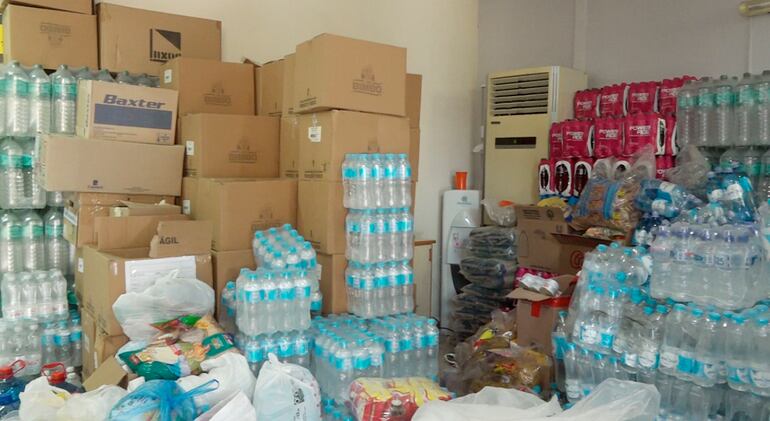 Parte del importante lote de alimentos, bebidas y medicamentos, entregado por la Comunidad Judía del Paraguay al Cuerpo de Bomberos Voluntarios del Paraguay.