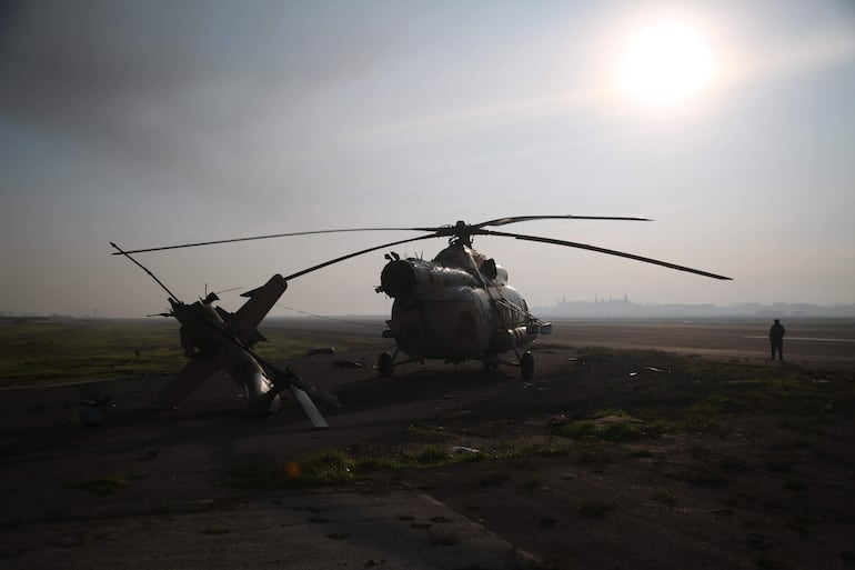 Un helicóptero de las fuerzas gubernamentales dañado en el aeropuerto militar de Nayrab, en Alepo.