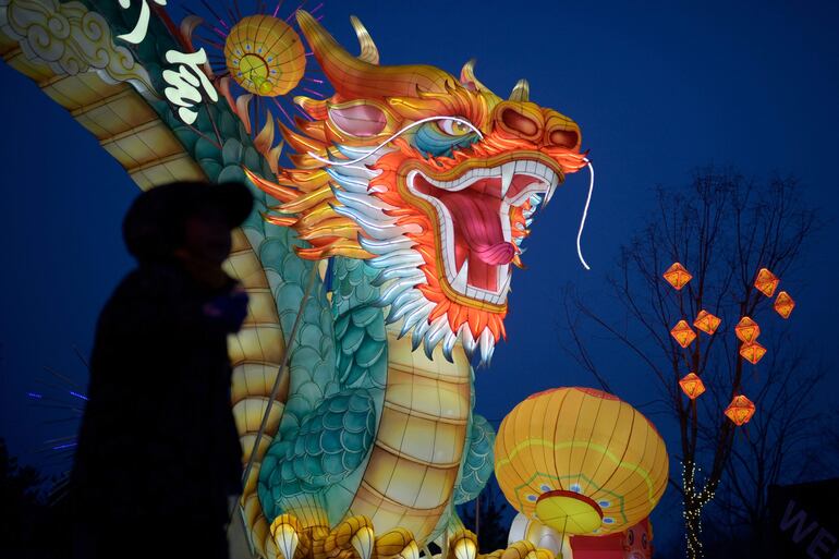 Una figura de un dragón en Pekín, China.