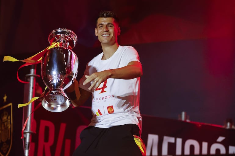 MADRID, 15/07/2024.- El jugador de la selección española, Álvaro Morata, durante la celebración este lunes en Cibeles del título de campeones de la Eurocopa conseguido tras vencer ayer en la final a Inglaterra disputada en el estadio Olímpico de Berlín. EFE / JP Gandul.
