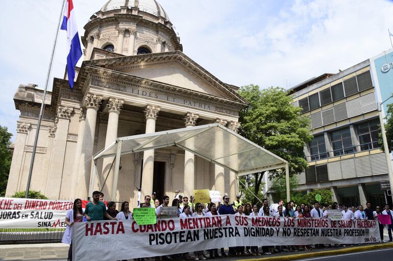 protesta de medicos panteon de los heros 01-03-2024