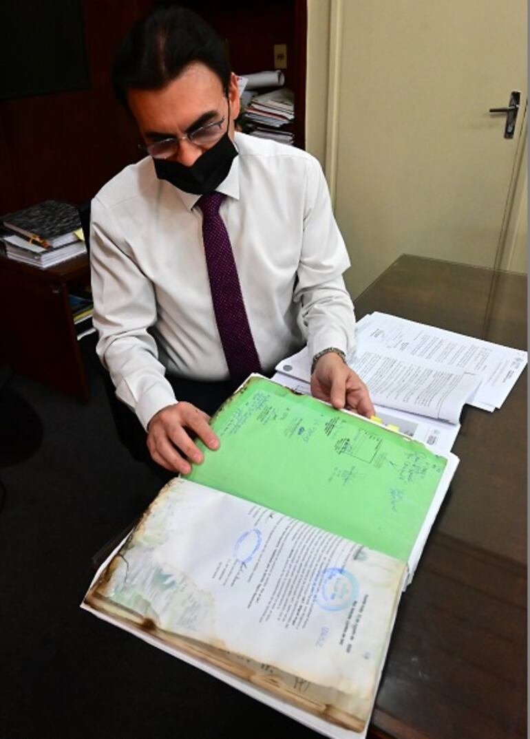 El ministro Carlos Pereira muestra el expediente que sería la evidencia de la presunta falsificación de firmas. El documento fue rescatado tras el feroz incendio del archivo del Fonavis, en setiembre del 2020.