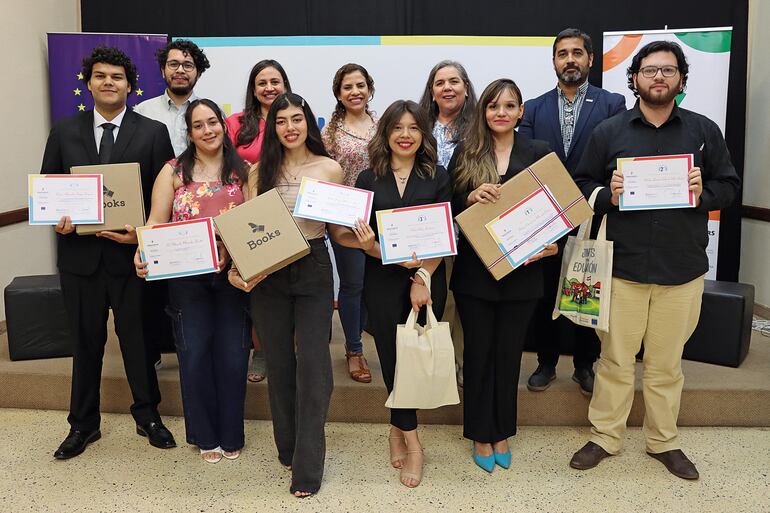 Ganadores del concurso Datos que Cuentan, miembros del Observatorio Educativo Ciudadano y disertantes.