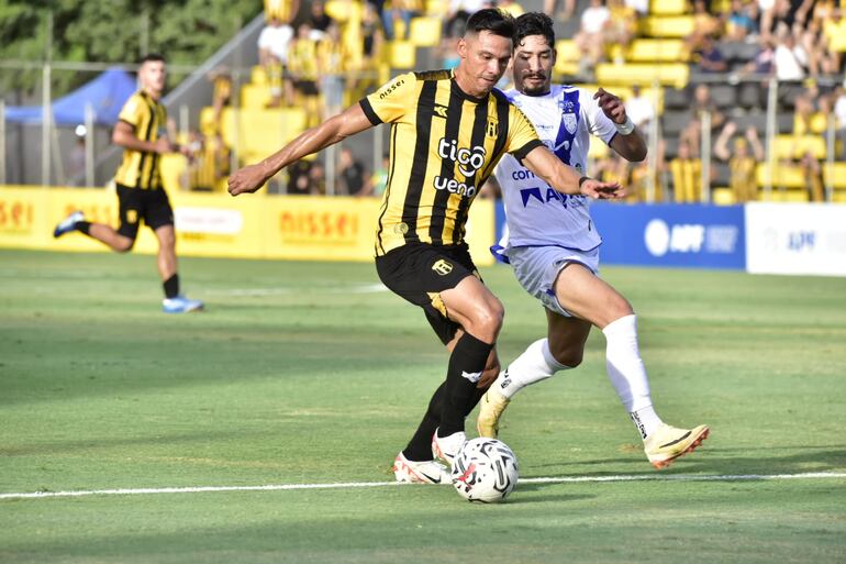 Walter González, de Guaraní, pelea el balón con Aldo Maíz, de Ameliano, en Dos Bocas.