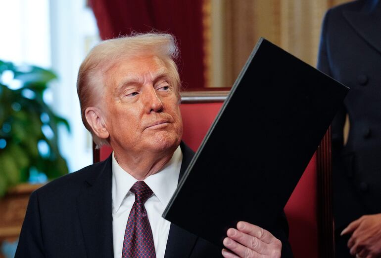 Washington (United States), 20/01/2025.- Newly sworn-in President Donald Trump takes part in a signing ceremony in the President's Room following the 60th inaugural ceremony at the US Capitol in Washington, DC, USA, 20 January 2025. Trump became the 47th president of the United States in a rare indoor inauguration ceremony. The parade was also moved inside Capitol One Arena due to weather. (Estados Unidos) EFE/EPA/Melina Mara / POOL
