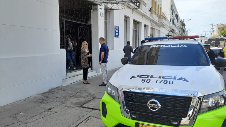 La entonces embajadora paraguaya Colombia, Sophia López Garelli, frente al hotel custodiado de la viuda del fiscal Marcelo Pecci. (foto de archivo).