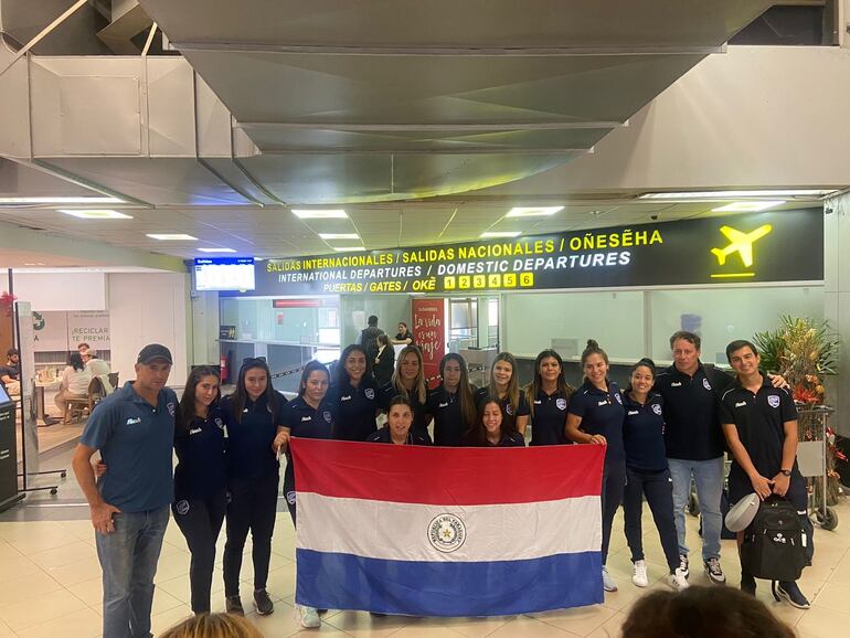 La delegación completa de la selección paraguaya femenina de rugby seven –las Yacaré– ayer en el aeropuerto Silvio Pettirossi.