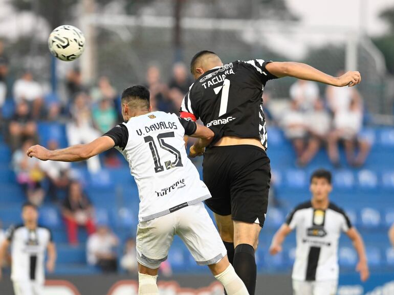 Óscar Cardozo (d), futbolista de Libertad, pelea por el balón con Víctor Dávalos, jugador de Tacuary, en un partido del fútbol paraguayo en el estadio Luis Alfonso Giagni.