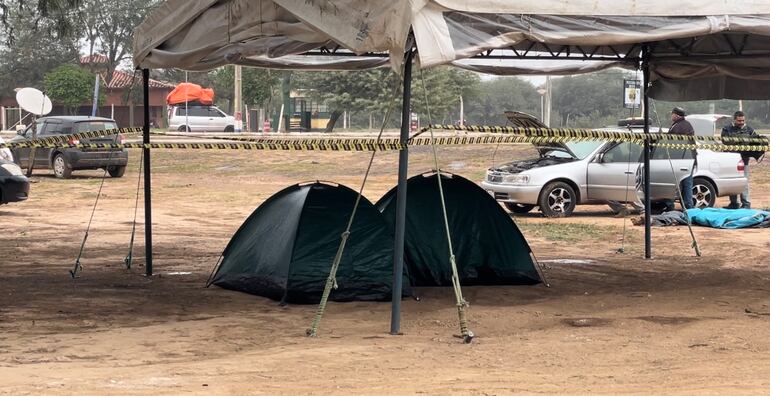 Muchos acampan en grupos dado que el sector hotelero está abarrotado.