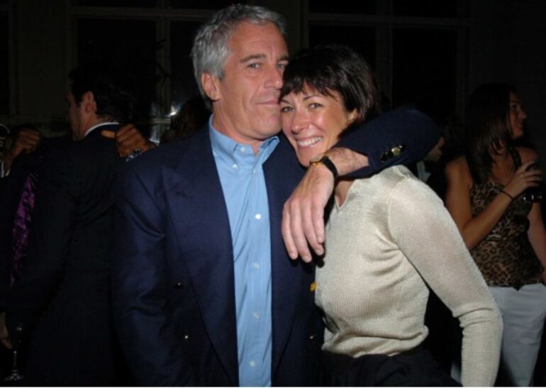 Effrey Epstein y Ghislaine Maxwell asisten a la serie de conciertos de Wall Street 2005 en beneficio de Wall Street Rising en Cipriani Wall Street en Nueva York.