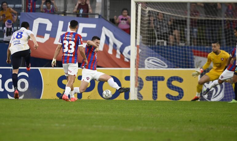 Rodrigo Rojas saca el remate preciso para marcar el primer gol de Luqueño frente a Cerro Porteño.