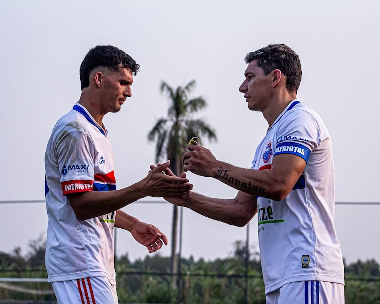 Roberto “Búfalo” Ovelar (derecha) marcó el gol de la victoria  y la clasificación de Patriotas.