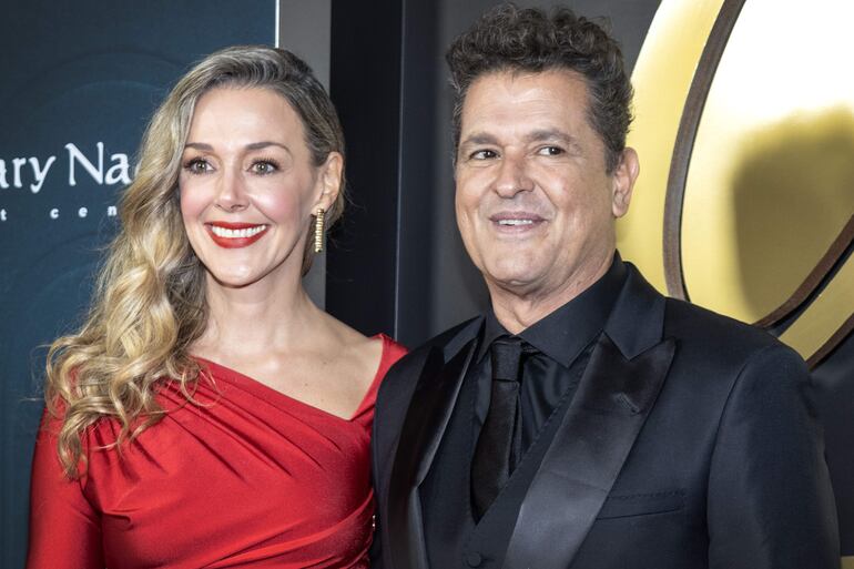 El cantante colombiano Carlos Vives y su esposa Claudia Elena en la alfombra roja del evento Persona del Año del Grammy Latino en el Centro de Convenciones de Miami Beach.