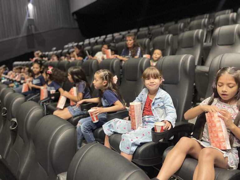 Un día de película regaló Multiplaza a niños de la escuela "Maestro Herminio Giménez".