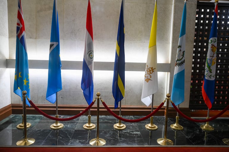 La bandera de Nauru (en el centro) entre las banderas de otras naciones aliadas con Taiwán, en la sede del Ministerio de Asuntos Exteriores taiwanés, en Taipéi.